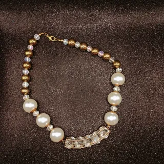 Collana perle bianche grandi e cristalli oro