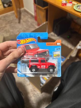 Hot Wheels Land Rover Defender 90 Rojo