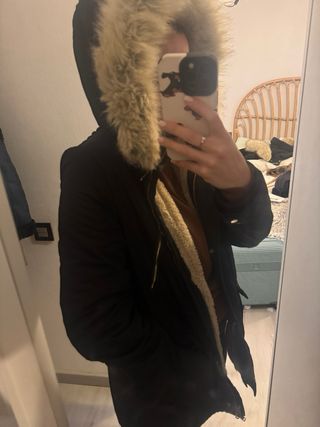 Anorak Zara Negro con Capucha y Pelo