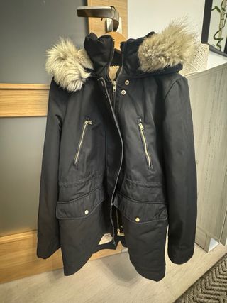 Anorak Zara Negro con Capucha y Pelo