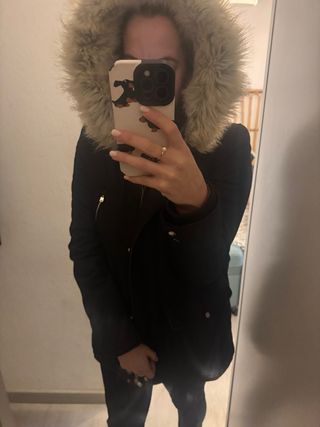 Anorak Zara Negro con Capucha y Pelo