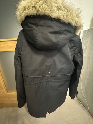 Anorak Zara Negro con Capucha y Pelo