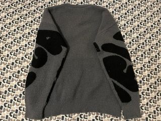 Jersey gris con estampado negro