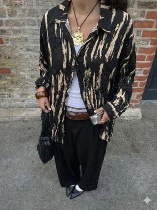 Camisa estampada beige y negra