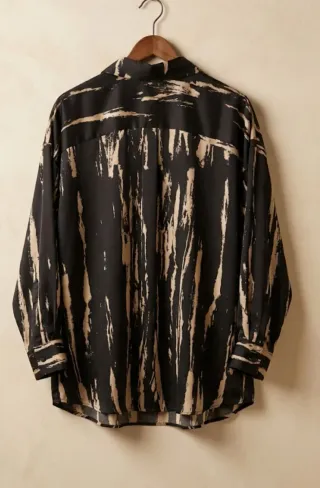 Camisa estampada beige y negra