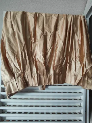 Cortinas de raso beige/dorado.