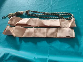 Cortinas de raso beige/dorado.