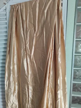 Cortinas de raso beige/dorado.