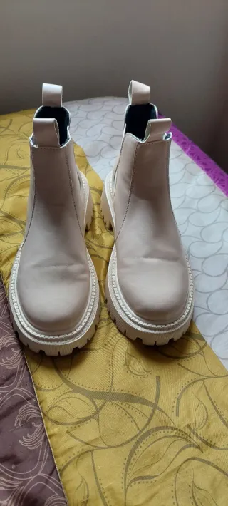 Botas Beige. Talla 38 pequeña. Dan para un 37.