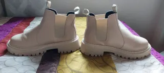 Botas Beige. Talla 38 pequeña. Dan para un 37.