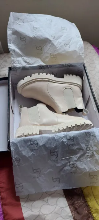 Botas Beige. Talla 38 pequeña. Dan para un 37.