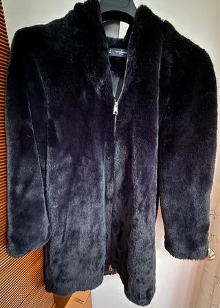 Casaco de pelo preto com fecho