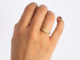 sello oro 18k con piedra con circonita