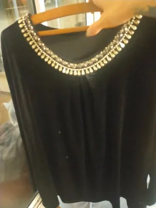 Camiseta terciopelo negra adornada