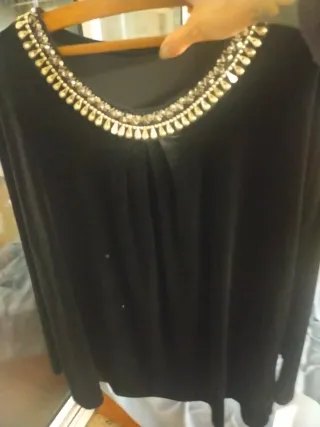 Camiseta terciopelo negra adornada