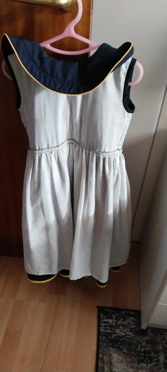 Vestido azul marino con flores amarillas