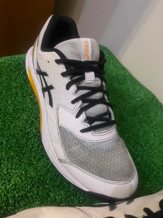 Zapatillas Asics blancas y amarillas