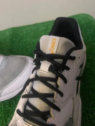 Zapatillas Asics blancas y amarillas