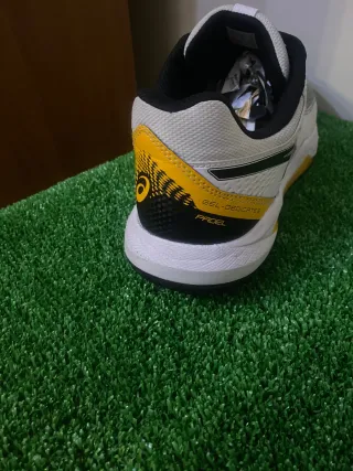 Zapatillas Asics blancas y amarillas