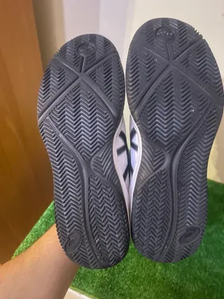 Zapatillas Asics blancas y amarillas