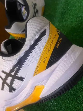 Zapatillas Asics blancas y amarillas