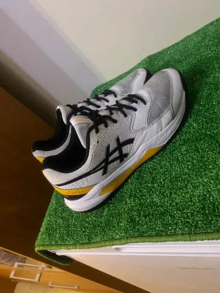 Zapatillas Asics blancas y amarillas