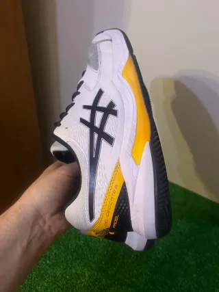 Zapatillas Asics blancas y amarillas