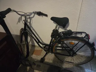 Bicicleta negra con portaequipajes