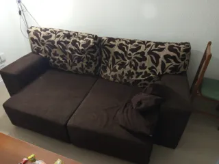 Sofá marrón y multicolor de tela