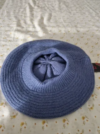 Boina Kosioko moda Azul Lavanda con Pompon - Nueva