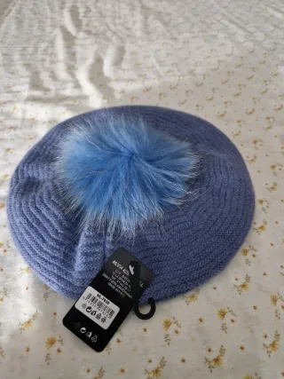 Boina Kosioko moda Azul Lavanda con Pompon - Nueva