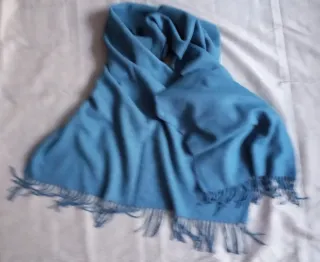 Bufanda ancha azul con flecos