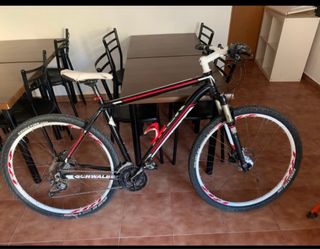 Bicicleta de Montaña Negra y Roja Marca : treck