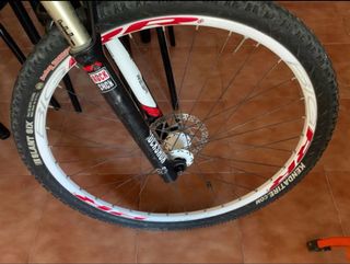 Bicicleta de Montaña Negra y Roja Marca : treck