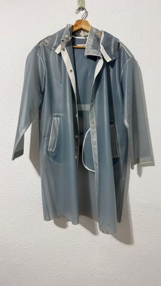 Chubasquero transparente azul y blanco