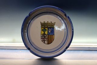Cenicero de cerámica de Muel con el escudo de Aragón.