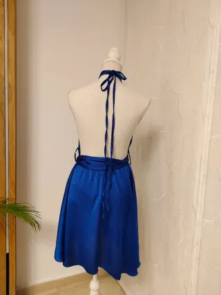Vestido corto vuelo satinado azul