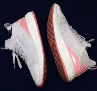 Zapatillas deportivas blancas y rosas