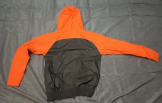 BILBAO Chaqueta Pull&Bear gris y naranja con capuc