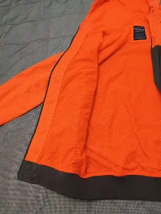 BILBAO Chaqueta Pull&Bear gris y naranja con capuc