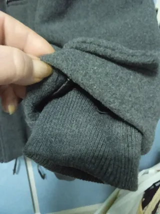 Trenca gris con capucha y pelo