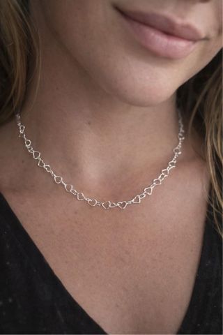 Collar de plata con corazones