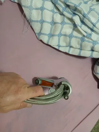 Grifo de lavabo cromado con mangueras