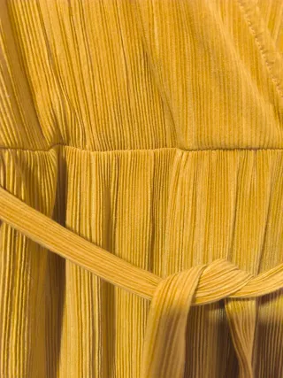 Vestido de color mostaza plisado