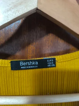 Vestido de color mostaza plisado