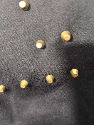 Vestido negro con tachuelas