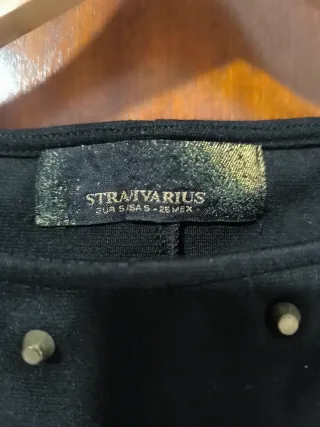 Vestido negro con tachuelas