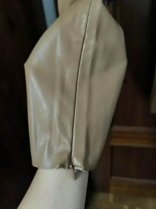 Pantalón Zara efecto piel beige