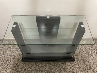Mueble de cristal negro
