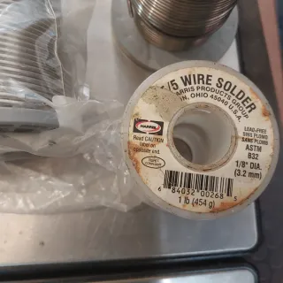 Hilo de soldadura sin plomo.